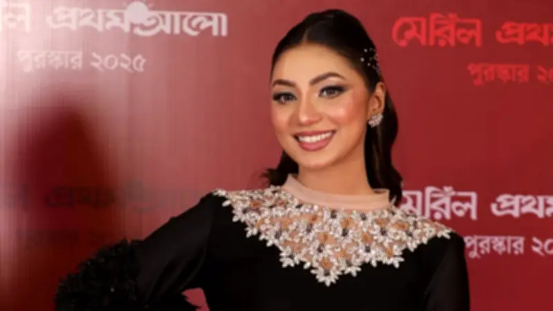 কালো ফ্লোর টাচ গাউনে সুনেরাহ বিনতে কামালের জমকালো সাজ