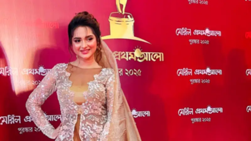 কপার গোল্ডেন গাউনে কেয়া পায়েলের রাজকীয় সাজ