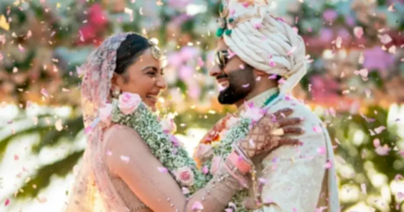 বলিউডে নতুন ধাঁচের সম্পর্ক: জ্যাকি-রাকুলের ‘সিচুয়েশনশিপ’