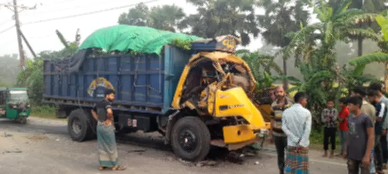 নোয়াখালীতে ট্রাক-ট্রাক সংঘর্ষে চালকসহ নিহত ২
