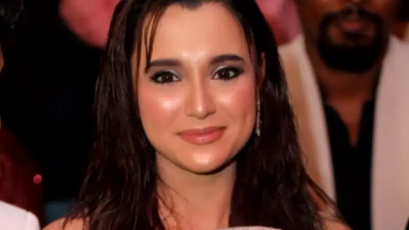 সাবিলা নূরের রুপালি গাউনে মেজো আমালি বাই সাগুফতা আলীর ডিজাইন