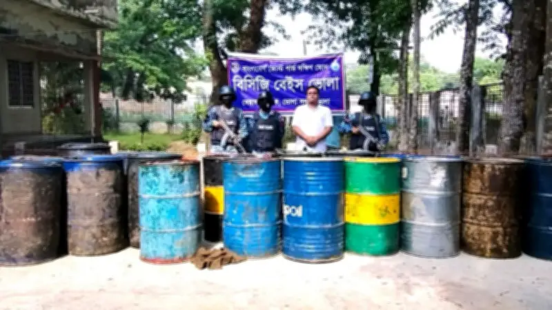 বিপুল জ্বালানি ও ভেজাল ভোজ্য তেল জব্দ, প্রক্সি দিতে গিয়ে ধরা কলেজছাত্রী