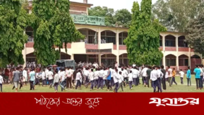 প্রাইভেট পড়াতে রাজি না হওয়ায় শিক্ষকের ওপর হামলা, পুলিশের গাড়ি ভাঙচুর