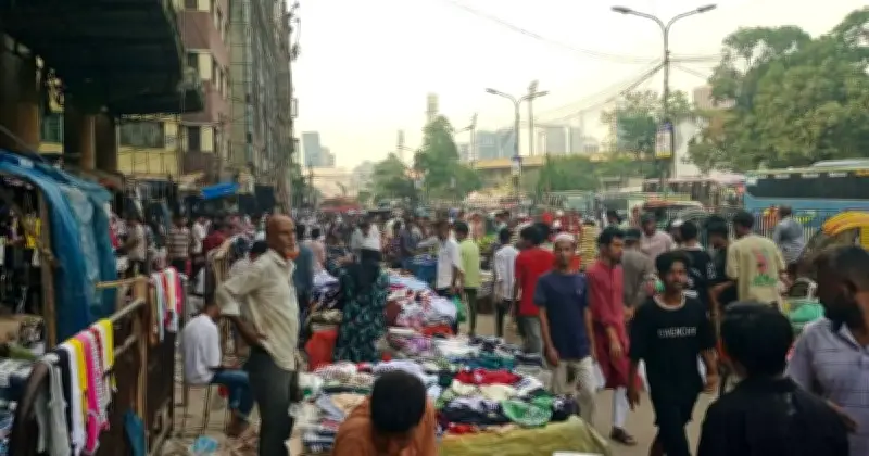 রাজধানীতে ফের জমে উঠেছে ফুটপাত দখলের ব্যবসা