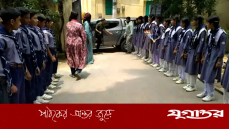 শিক্ষার্থীদের সড়কে দাঁড় করিয়ে ইউএনওকে ফুল দেওয়া নিয়ে বিতর্ক