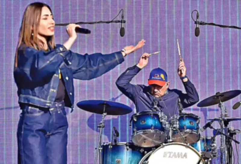 আর্মেনিয়ার প্রধানমন্ত্রীর ব্যান্ড নিয়ে প্রচারণা