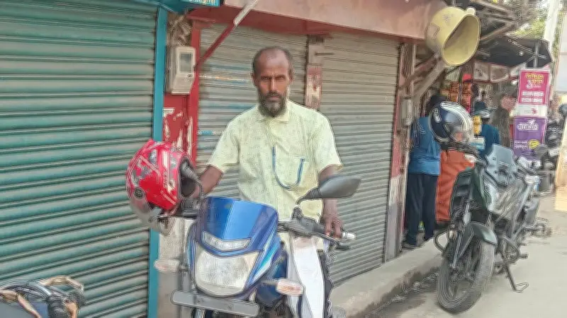 জ্বালানি সংকটে মোটরসাইকেলচালকের টিকে থাকার লড়াই