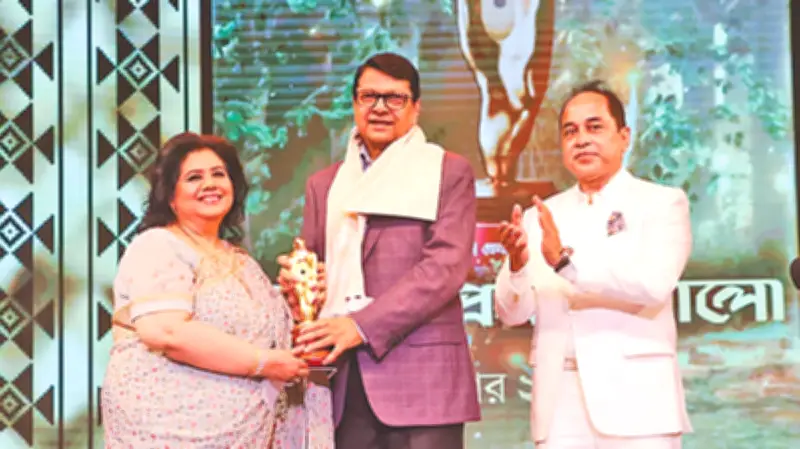 আলমগীর পেলেন মেরিল-প্রথম আলোর আজীবন সম্মাননা