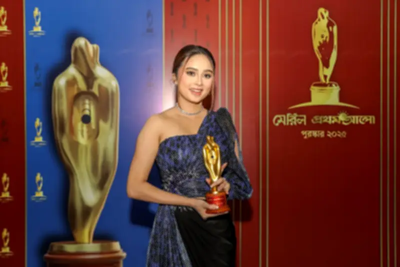 তৃতীয় বর্ষে এসে পুরস্কার হাতে পেলেন শাম্মি ইসলাম নীলা