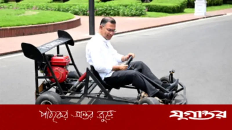 প্রধানমন্ত্রীর হাতে কলেজছাত্রের বানানো রেসিং কার চালিয়ে উৎসাহ