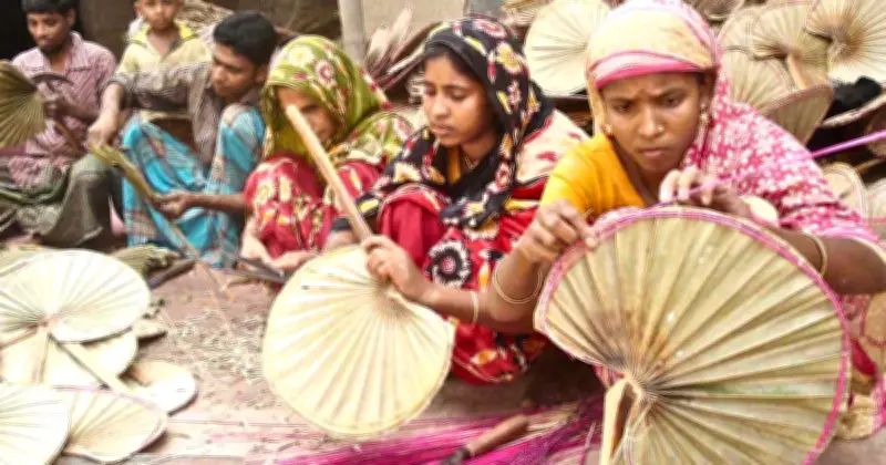 লোডশেডিং বাড়ায় তালপাতার পাখার চাহিদা কয়েকগুণ বেড়েছে নওগাঁয়