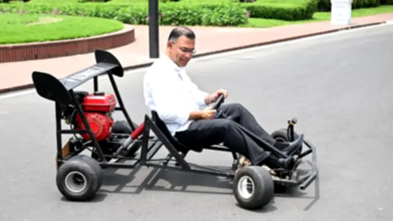 কলেজছাত্রের বানানো রেসিং কার চালালেন প্রধানমন্ত্রী তারেক রহমান