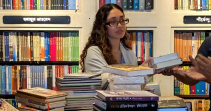 প্রধানমন্ত্রীর মেয়ে জাইমা রহমানের বাতিঘর বুকশপে বই কেনা