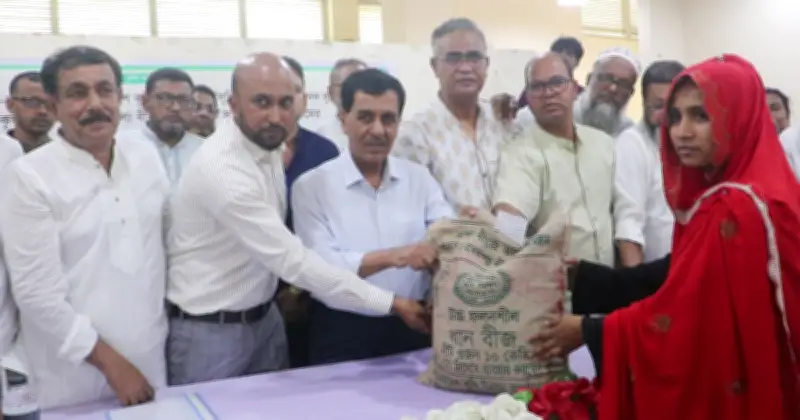 নওগাঁয় ৫ হাজার কৃষকের মাঝে বিনামূল্যে উফশী আউশ ধানের বীজ ও সার বিতরণ