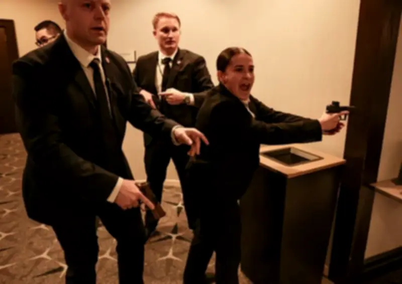 ওয়াশিংটনে রাতের খাবারে হঠাৎ নিরাপত্তা শঙ্কা, ট্রাম্পকে সরিয়ে নেওয়া হল