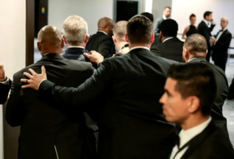 ওয়াশিংটনে নৈশভোজে গুলি, ট্রাম্পকে সরিয়ে নেওয়া, বন্দুকধারী গ্রেপ্তার