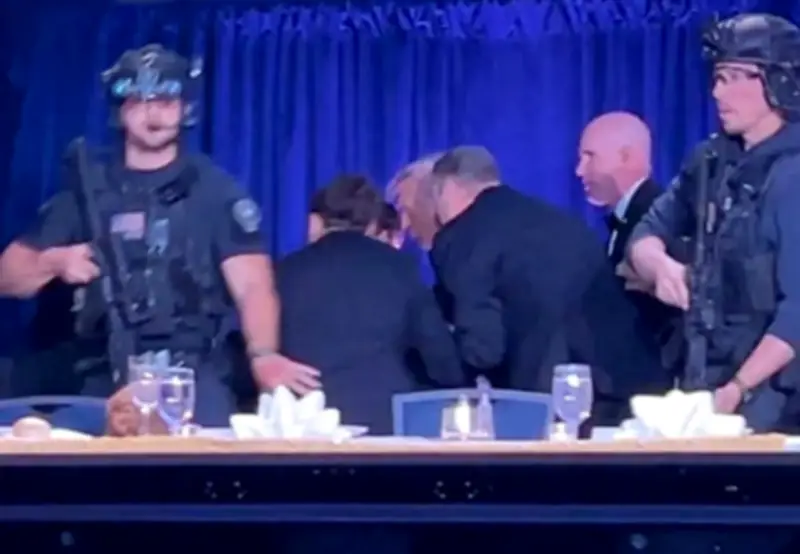 নৈশভোজকালে গুলির শব্দ শুনে নিরাপদ স্থানে নেওয়া হলো ট্রাম্পকে