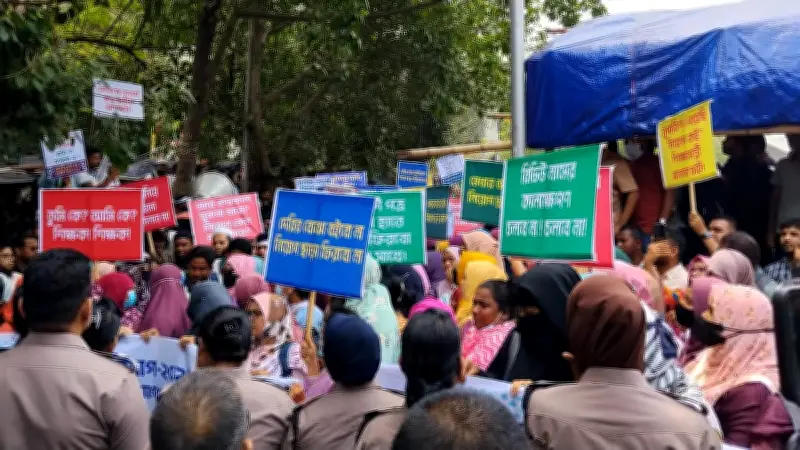 শিক্ষক নিয়োগে যোগদানের আদেশ জারির দাবিতে শাহবাগে অবস্থান কর্মসূচি