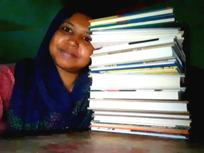 জীবনের সত্যিকারের গল্পের টানে বইয়ের পাতা ওলটানো