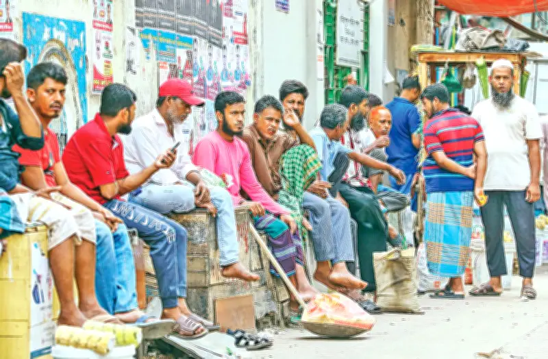 কাজের খোঁজে ফুটপাতে অপেক্ষা: দিনমজুরদের সংকট বেড়েছে