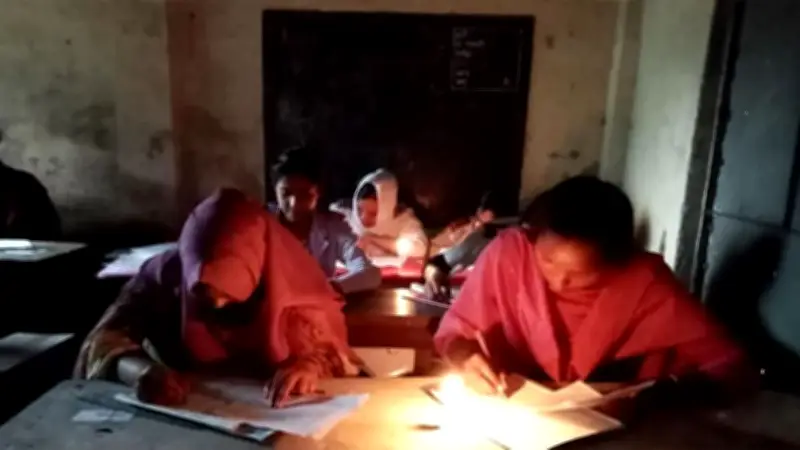 লোডশেডিং মোমবাতি জ্বালিয়ে এসএসসি পরীক্ষা, বাবার গ্রেপ্তার নিয়ে যা বললেন পূজা চেরি