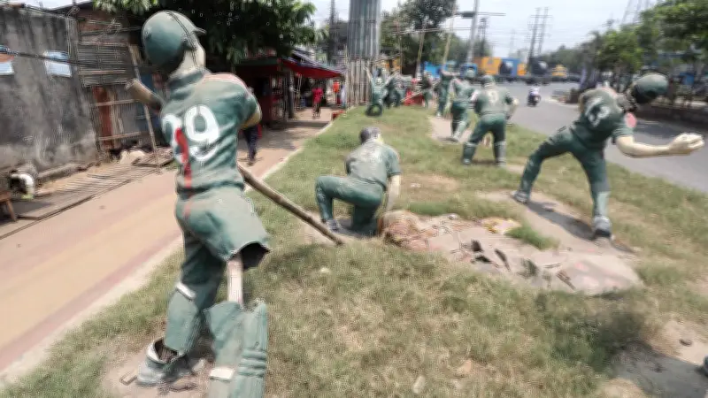 অবহেলায় পড়ে আছে ক্রিকেটারদের ভাস্কর্য, হাত-পা ভাঙা