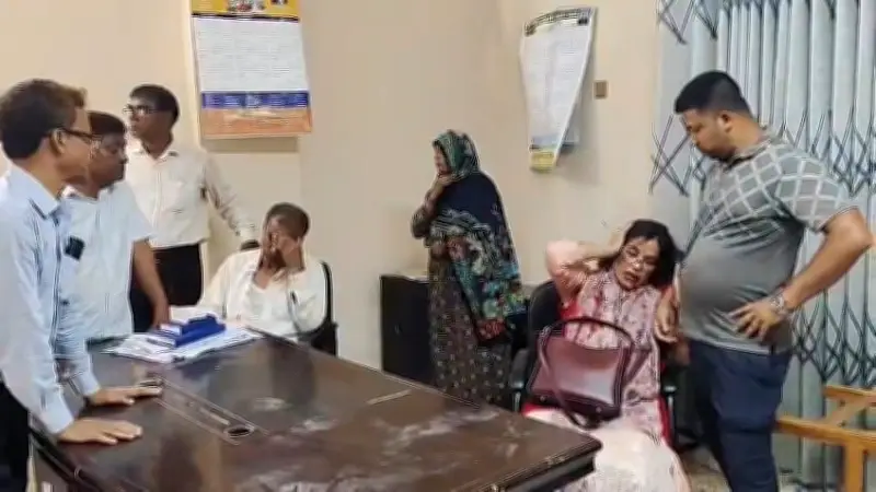 দাওকান্দি কলেজে নারী শিক্ষককে জুতাপেটার ঘটনায় সাময়িক বরখাস্ত