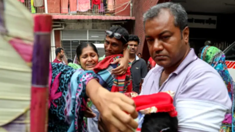 কাপড়ে মোড়ানো মৃত শিশু ইরফানকে কোলে নিয়ে হাসপাতাল থেকে বেরিয়ে এলেন স্বজন