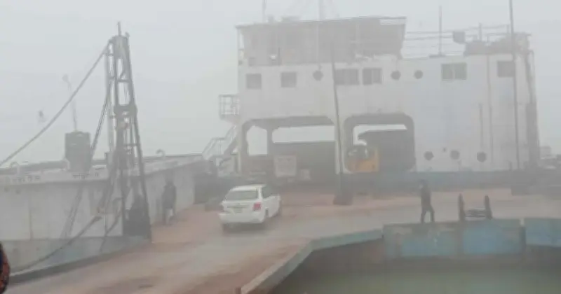 প্রচণ্ড বাতাসে পাটুরিয়া-দৌলতদিয়া নৌপথে ফেরি চলাচল বন্ধ