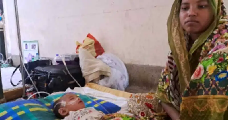 রাজধানীর হাসপাতালে হামের প্রকোপ: শিশুদের মেঝেতে চিকিৎসা