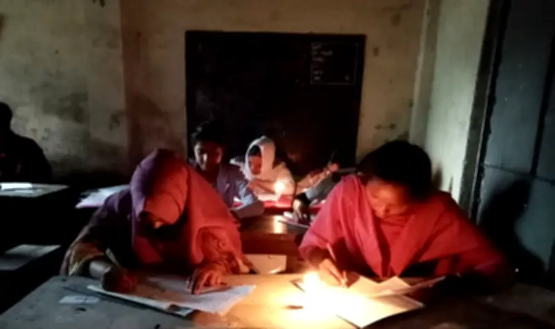 বিদ্যুৎ না থাকায় মোমবাতির আলোয় পরীক্ষা দিচ্ছে এসএসসি পরীক্ষার্থীরা