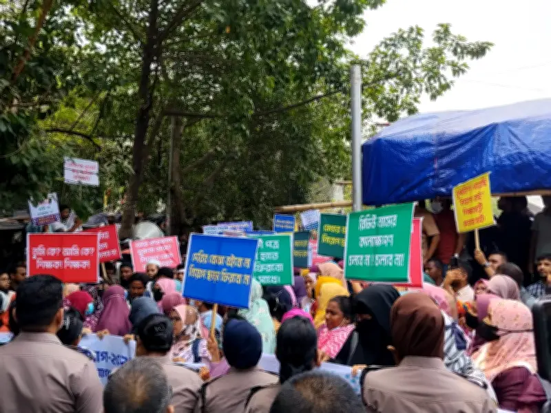 প্রাথমিক শিক্ষক নিয়োগ: যোগদানের আদেশ জারির দাবিতে শাহবাগে অবস্থান