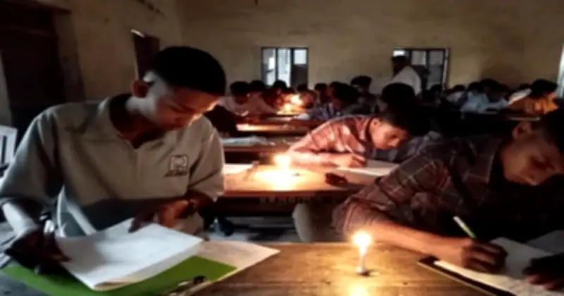 মোমবাতির আলোয় এসএসসি পরীক্ষা, ক্ষোভ অভিভাবকদের