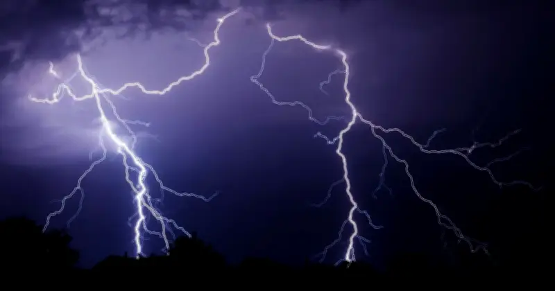 সাত জেলায় কালবৈশাখী ঝড়ে বজ্রপাতে ১৩ জনের মৃত্যু