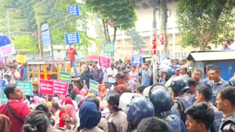 চুরির সময় যুবদল নেতা ধরা, গণপিটুনি; প্রাথমিক শিক্ষকদের কর্মসূচি অব্যাহত