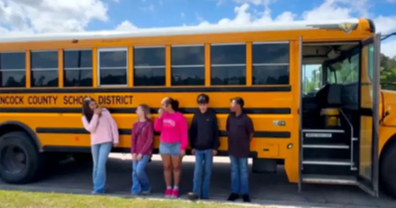 স্কুলবাসে চালক অজ্ঞান, শিক্ষার্থীদের বুদ্ধিমত্তায় রক্ষা