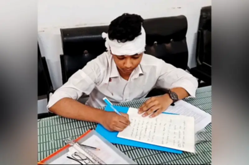 নোয়াখালীতে এসএসসি পরীক্ষাকেন্দ্রে পাখা খুলে পড়ে পরীক্ষার্থী আহত