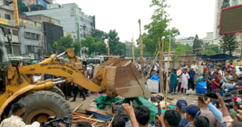 উচ্ছেদের পর ফের ফুটপাত দখলে হকাররা, পুনর্বাসনের নির্দেশ প্রধানমন্ত্রীর