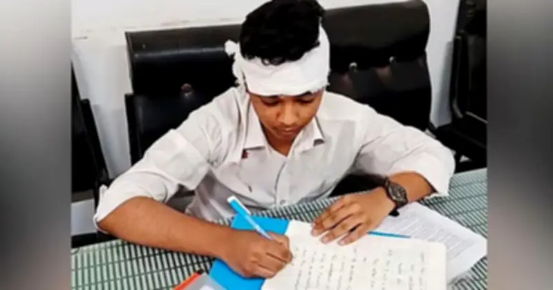 নোয়াখালীতে এসএসসি পরীক্ষায় পাখা খুলে পড়ে শিক্ষার্থী আহত