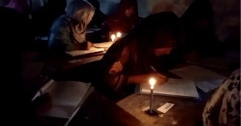 মোমবাতির আলোয় এসএসসি পরীক্ষা, ক্ষোভ পরীক্ষার্থী ও অভিভাবকদের