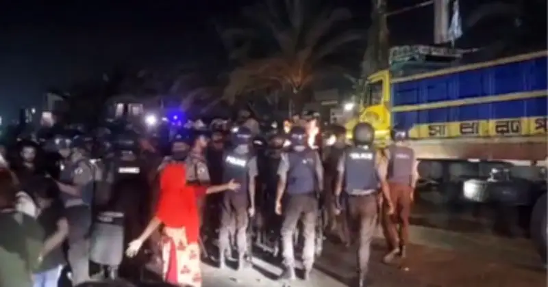 আশুলিয়ায় বকেয়া বেতনের দাবিতে শ্রমিকদের সড়ক অবরোধ, পুলিশের লাঠিচার্জে আহত