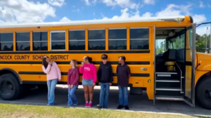 স্কুল বাসে চালক জ্ঞান হারালে শিক্ষার্থীদের বীরত্বপূর্ণ উদ্ধার