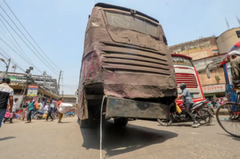 রাজধানীর সড়কে পুরোনো বাস: শিকল ও রশিতে বাঁধা বডি, নিয়ন্ত্রণ বিএনপি নেতাদের হাতে
