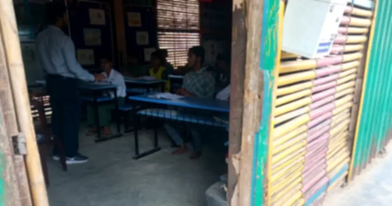 শ্রেণীকক্ষের দরজায় রেখে আসা জুতো: এক শিক্ষার্থীর শ্রদ্ধার গল্প