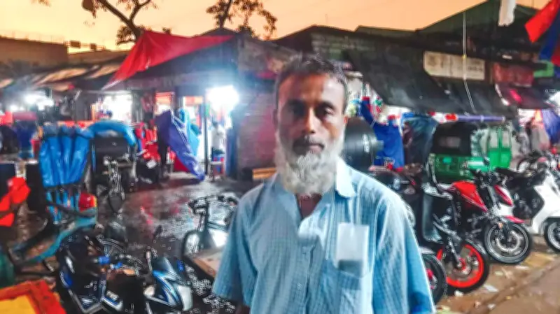 গরমে ব্যবসা ভালো, বৃষ্টি হলেই বিপদ: জুতাসেলাই কর্মী রামকুমারের কথা