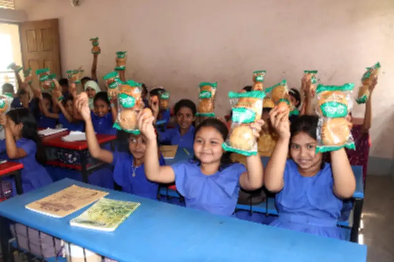 প্রাথমিক বিদ্যালয়ে শিশুদের পুষ্টিকর খাবার বিতরণ