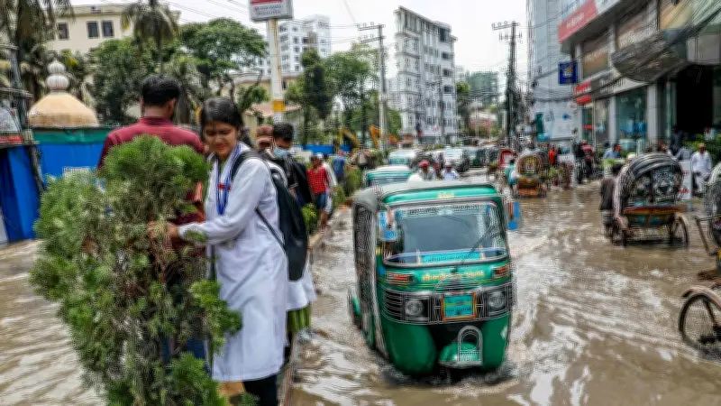 ২ মিমি বৃষ্টিতেই চট্টগ্রামের সড়কে হাঁটুপানি, দুর্ভোগ চরমে