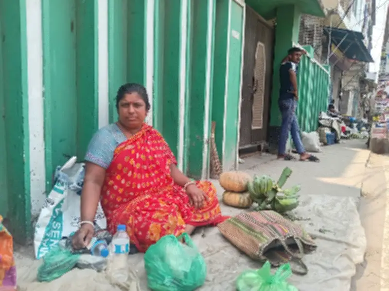 ভোর থেকে রাত, গ্রাম-শহর পেরিয়ে সংসার টানেন সমাপ্তি