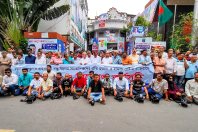 খুলনা প্রেসক্লাবে সাংবাদিকদের লাঞ্ছনার প্রতিবাদে বিক্ষোভ, মামলা দায়ের