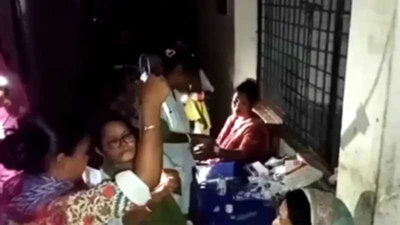 বিদ্যুৎ নেই, জেনারেটর-আইপিএস অকেজো: মোবাইলের আলোয় চলছে চিকিৎসা